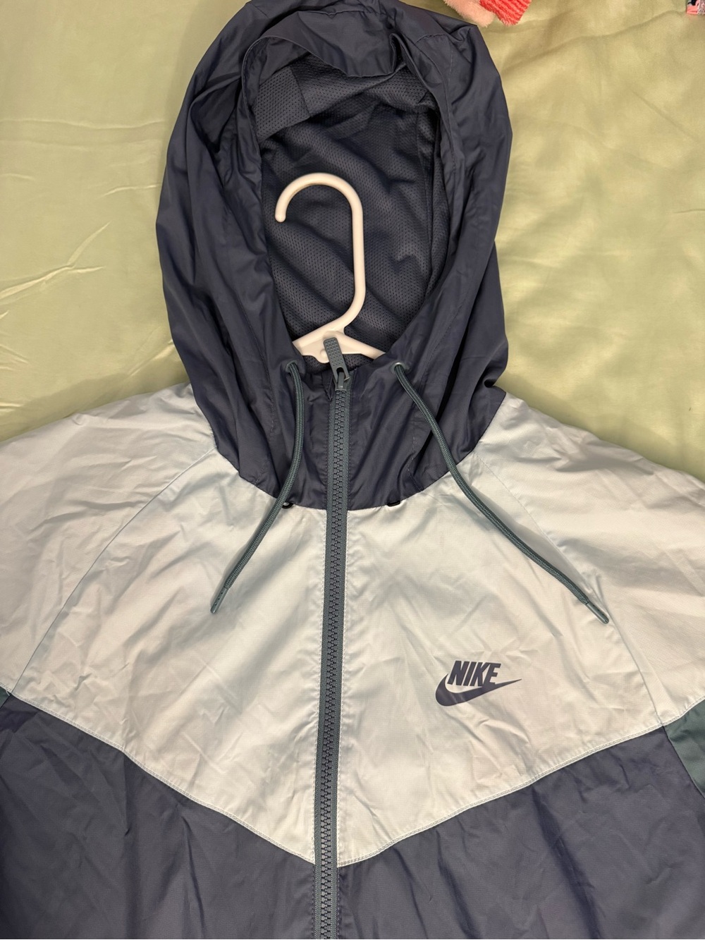 Nike Windbreaker in light gray blue